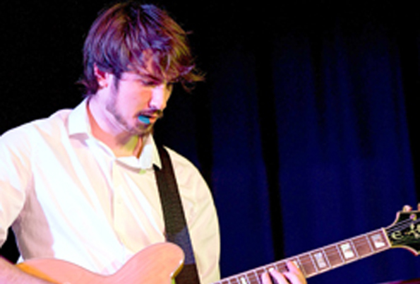 Luc Jolain, guitariste professionnel pour cérémonie et cocktail à Troyes